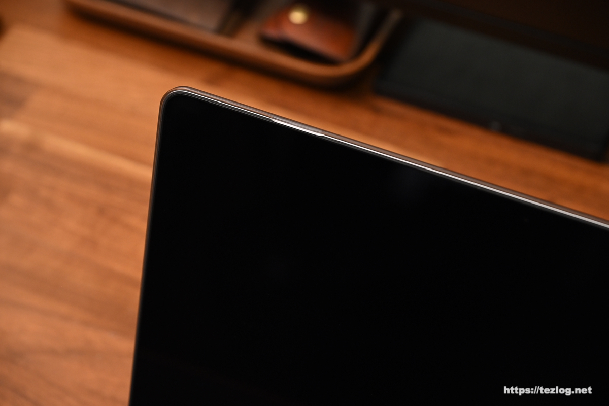 HOGOTECH MacBook Air・Pro マットタイプ クリアケースを付けた M1 MacBook Air 画面側の縁周り2