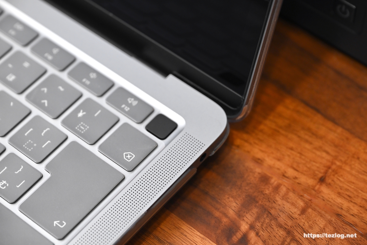 HOGOTECH MacBook Air・Pro マットタイプ クリアケースを付けた M1 MacBook Air 右側面ポート周り
