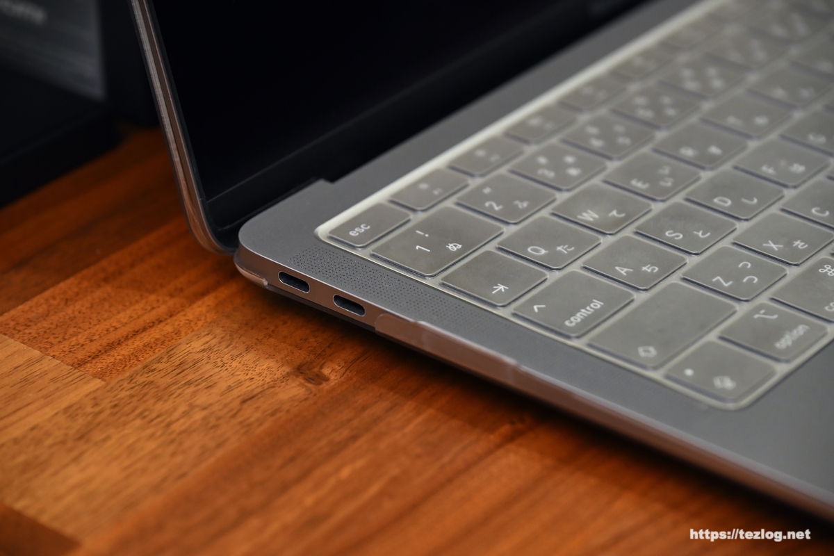 HOGOTECH MacBook Air・Pro マットタイプ クリアケースを付けた M1 MacBook Air 左側面ポート周り