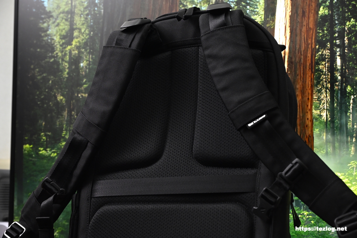 インケース Tracks Backpack 25L 背面