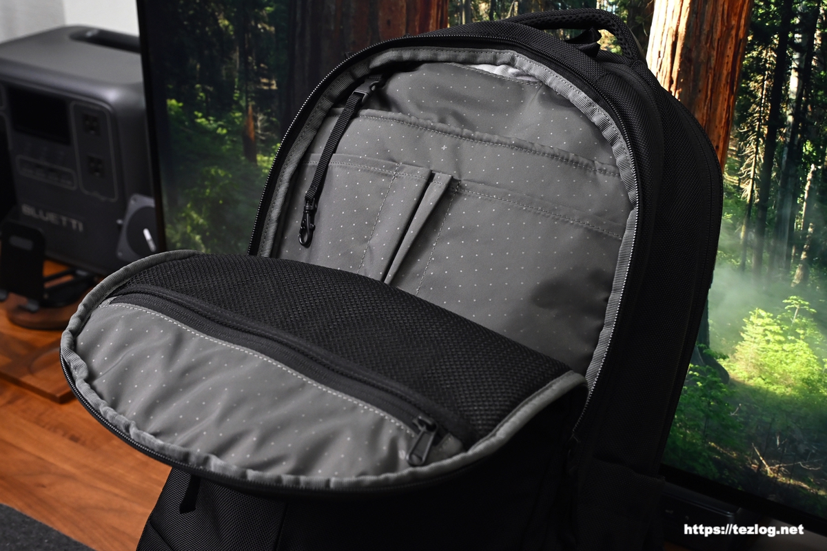 インケース Tracks Backpack 25L