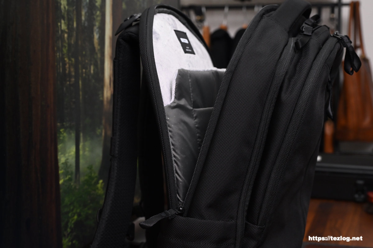 インケース Tracks Backpack 25L フロントポケット