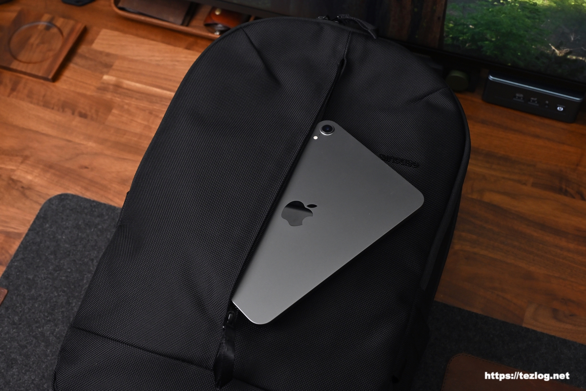 インケース Tracks Backpack 25L フロントポケットにiPad mini
