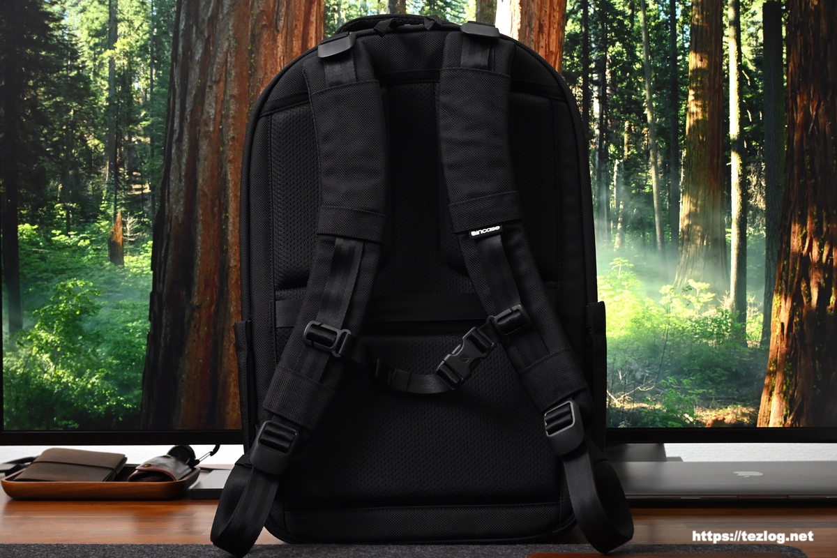 インケース Tracks Backpack 25L 背面