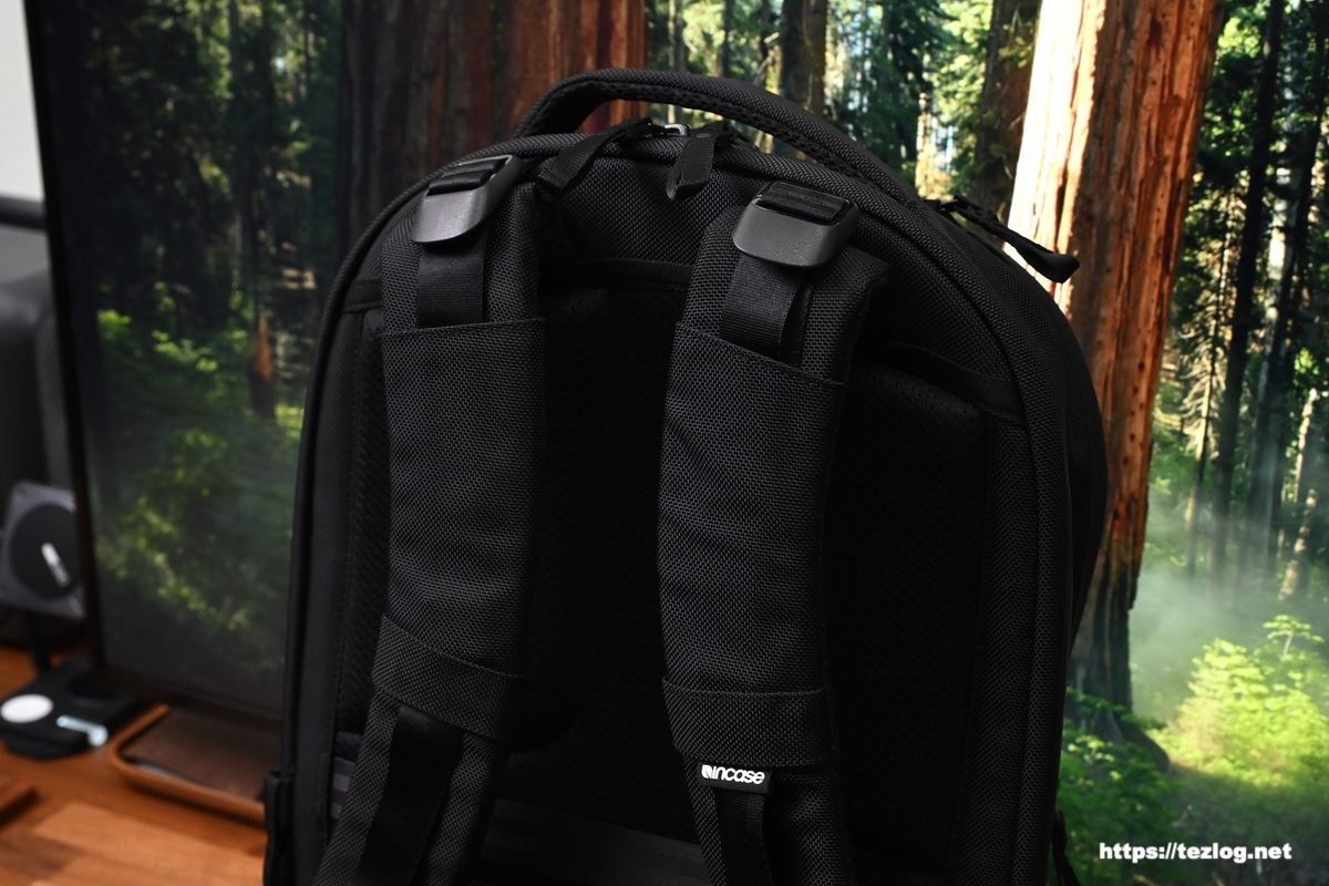 インケース Tracks Backpack 25L 背面