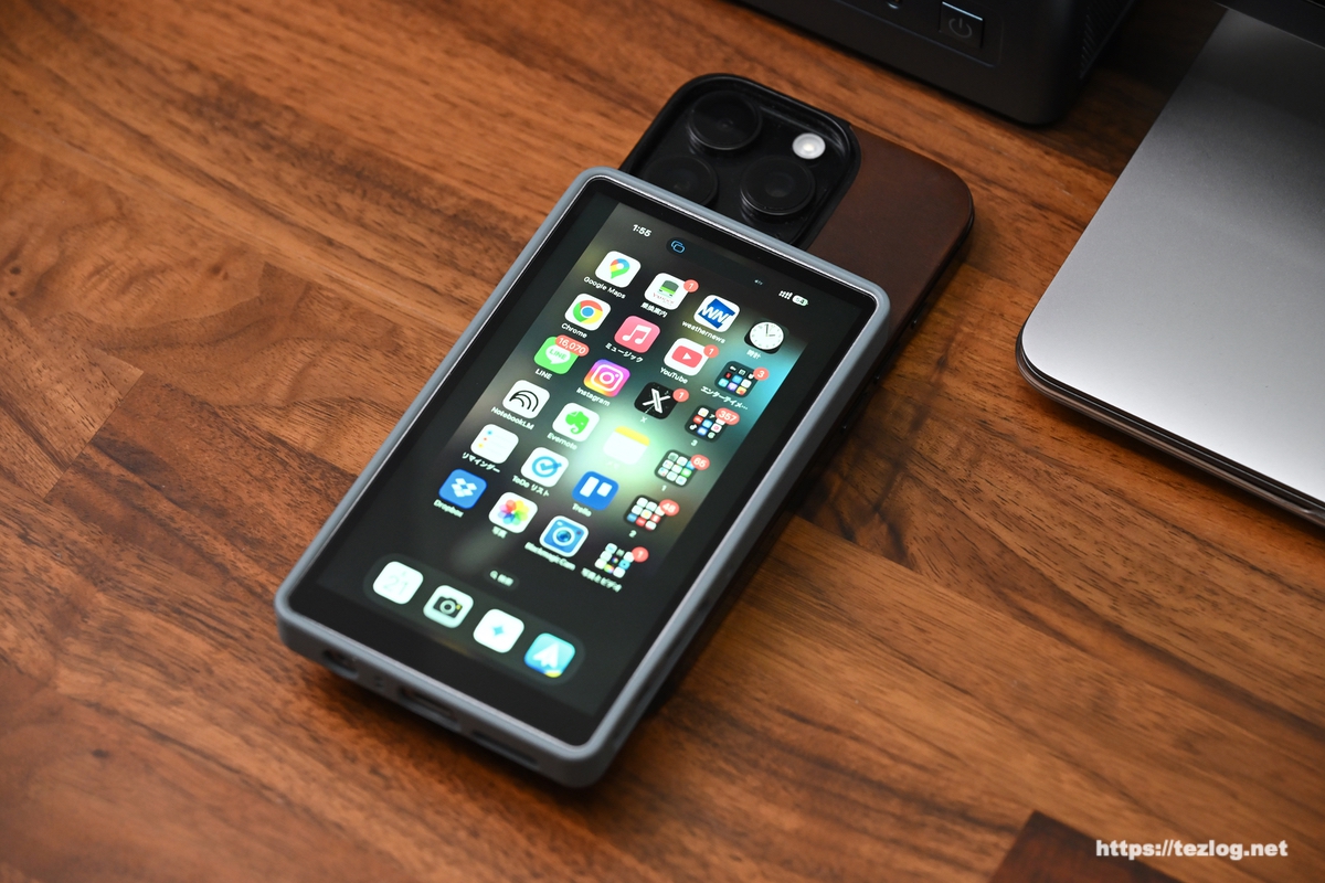 Shimbol CP5 Lite をMagSafeマグネットでiPhoneに貼り付け。外カメラで自撮りの補助に。
