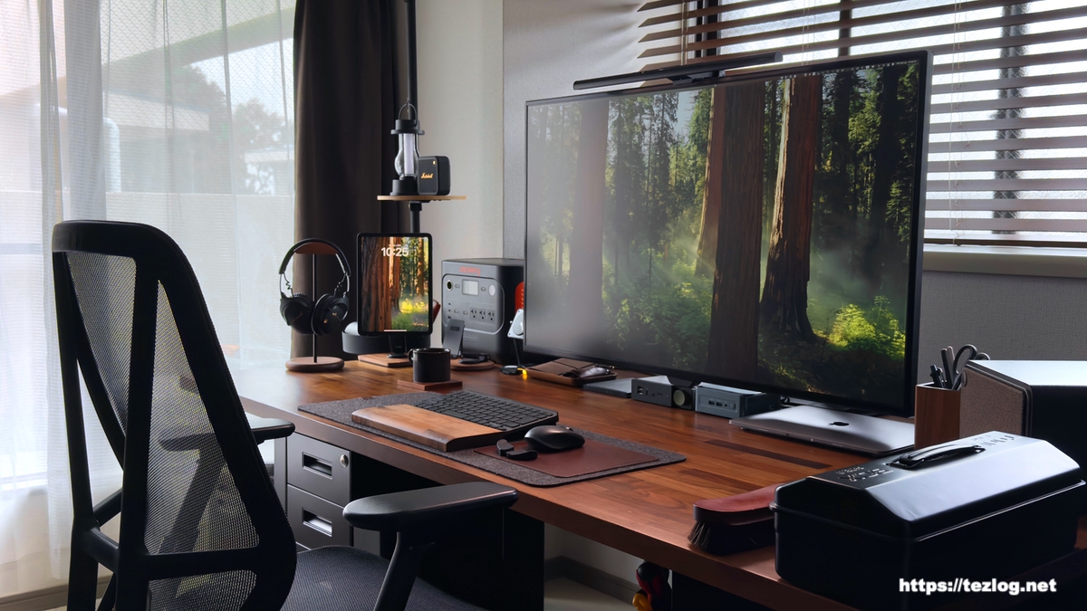 デスク全体。ウォールナットデスク環境。M1 MacBook Airのクラムシェルモード使用風景。Jackery ポータブル電源 1000New。