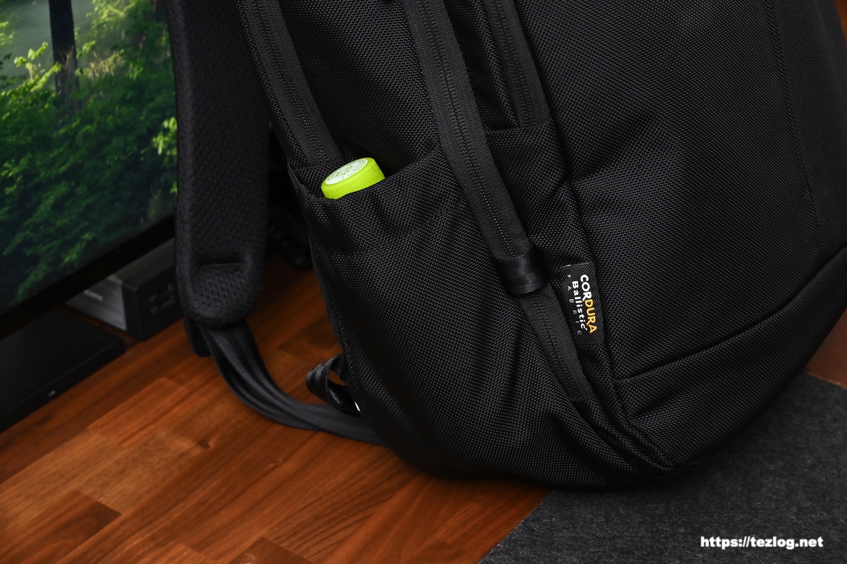 インケース Tracks Backpack 25L サイドポケット