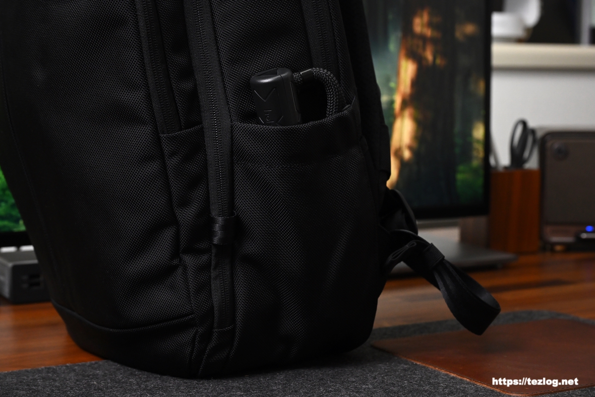 インケース Tracks Backpack 25L サイドポケット収納例2
