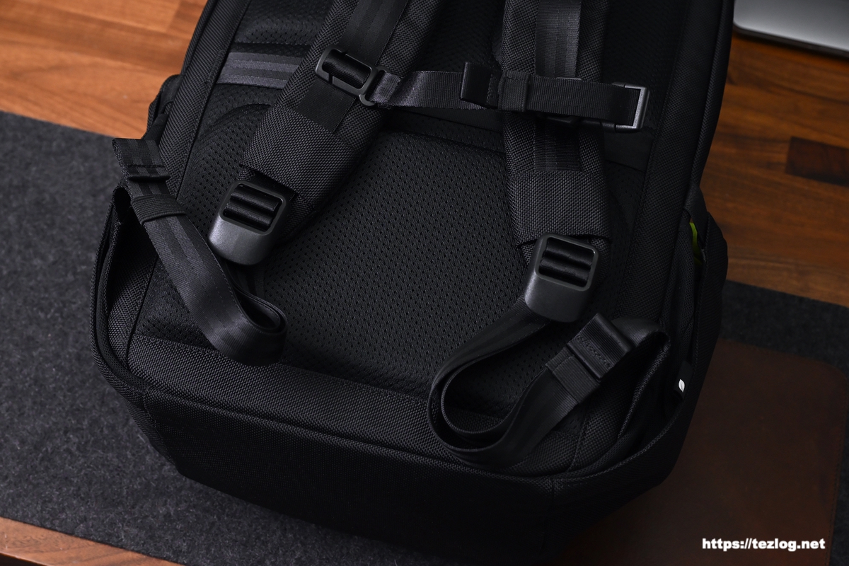 インケース Tracks Backpack 25L 背面