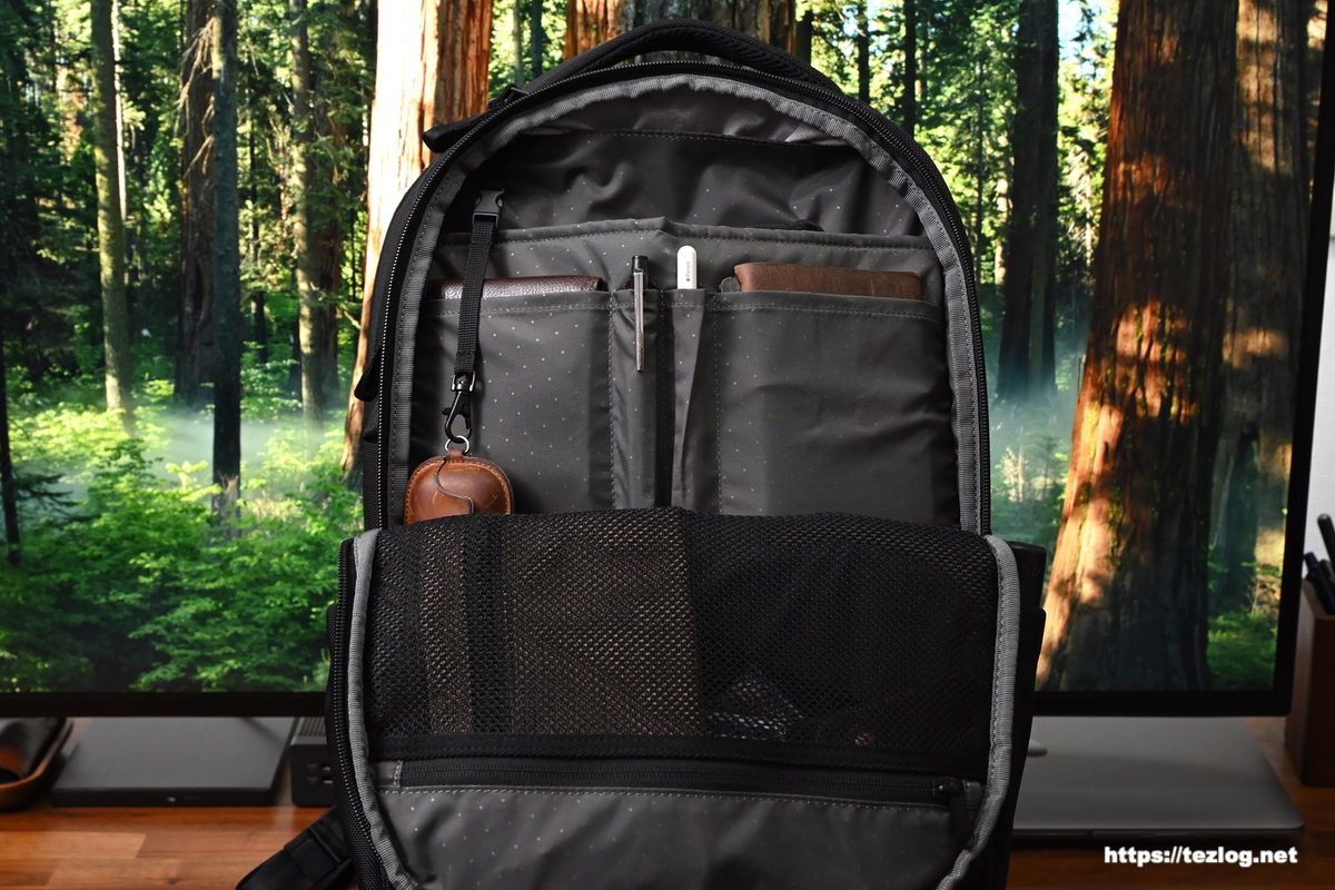 インケース Tracks Backpack 25L サブコンパートメント 使用例