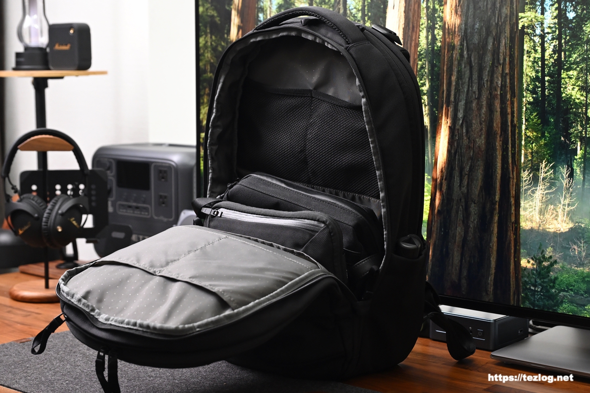インケース Tracks Backpack 25L メインコンパートメント 収納例2