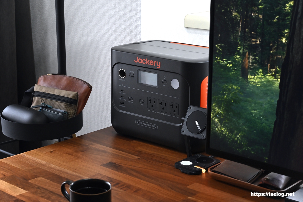 Jackery ポータブル電源 1000New デスクへの設置風景