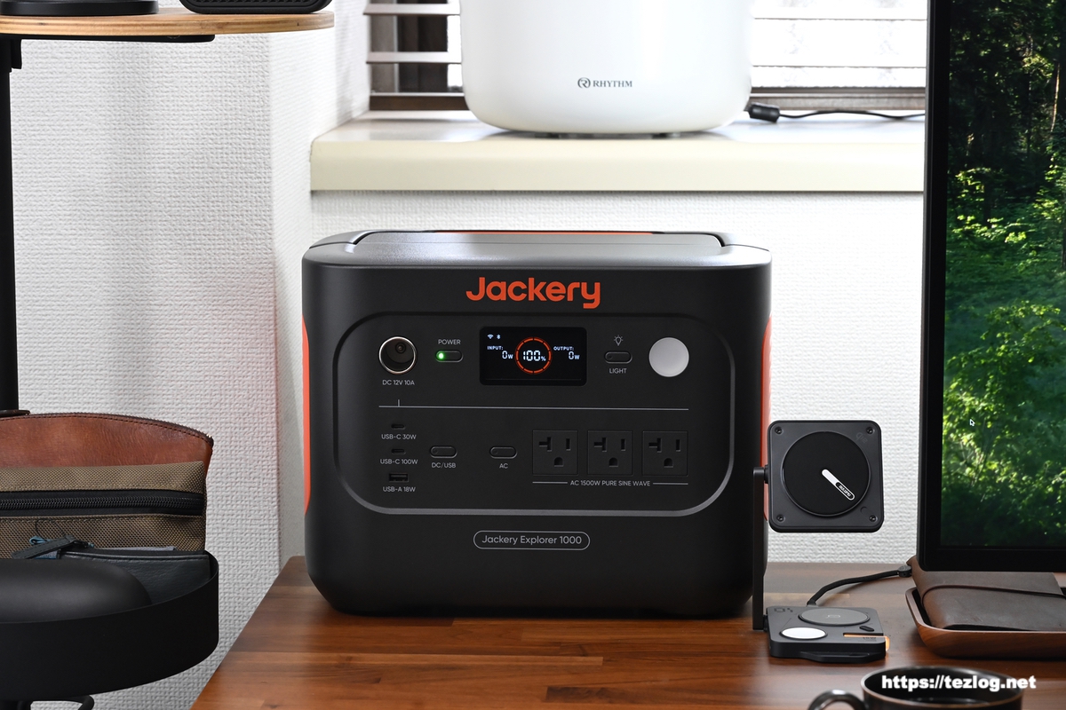 Jackery ポータブル電源 1000New デスクへの設置風景