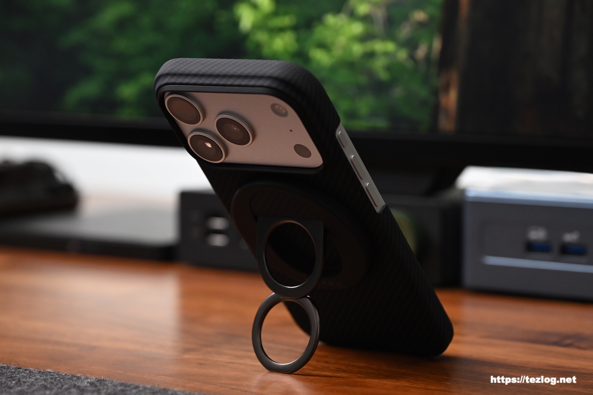 PITAKA Ultra-Slim Case 600D 黒/グレー / iPhone 17 Pro /MagEZ Grip 3 スタンド縦置き使用