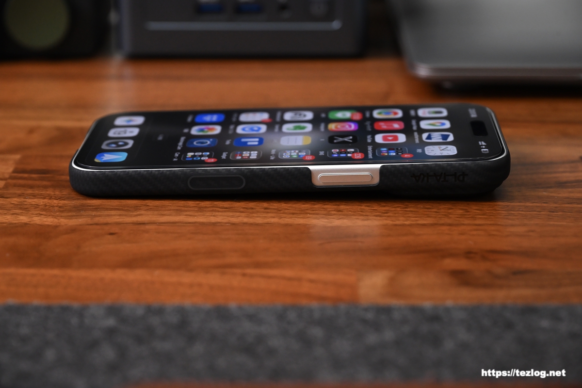 PITAKA Ultra-Slim Case 600D 黒/グレー / iPhone 17 Pro