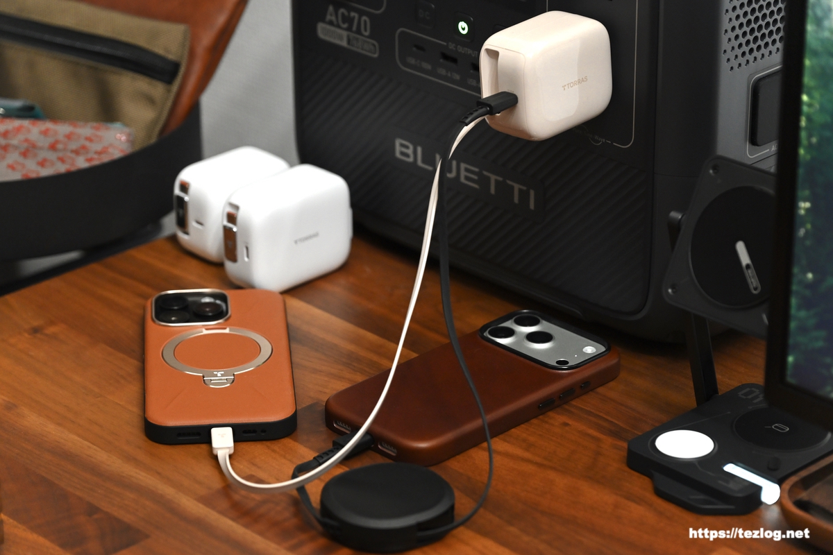 TORRAS FlexLine 巻取り式 USB Type-C 充電器 40W デザートチタニウムでiPhoneを2台充電