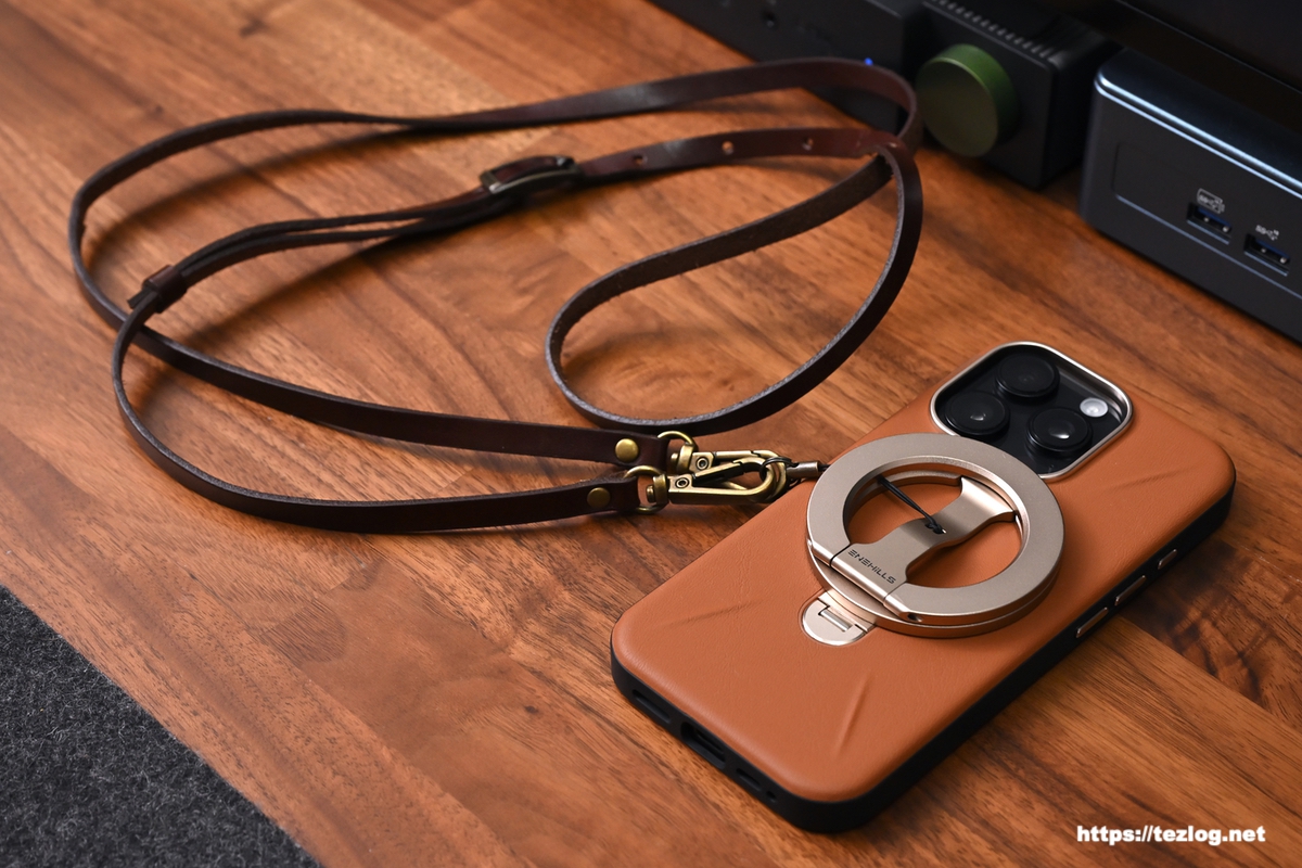 TORRAS Ostand Q3 レザートーン アンバー・ブラウン リングの上からMagSafeアクセサリーの使用例 / / MagSafeストラップ