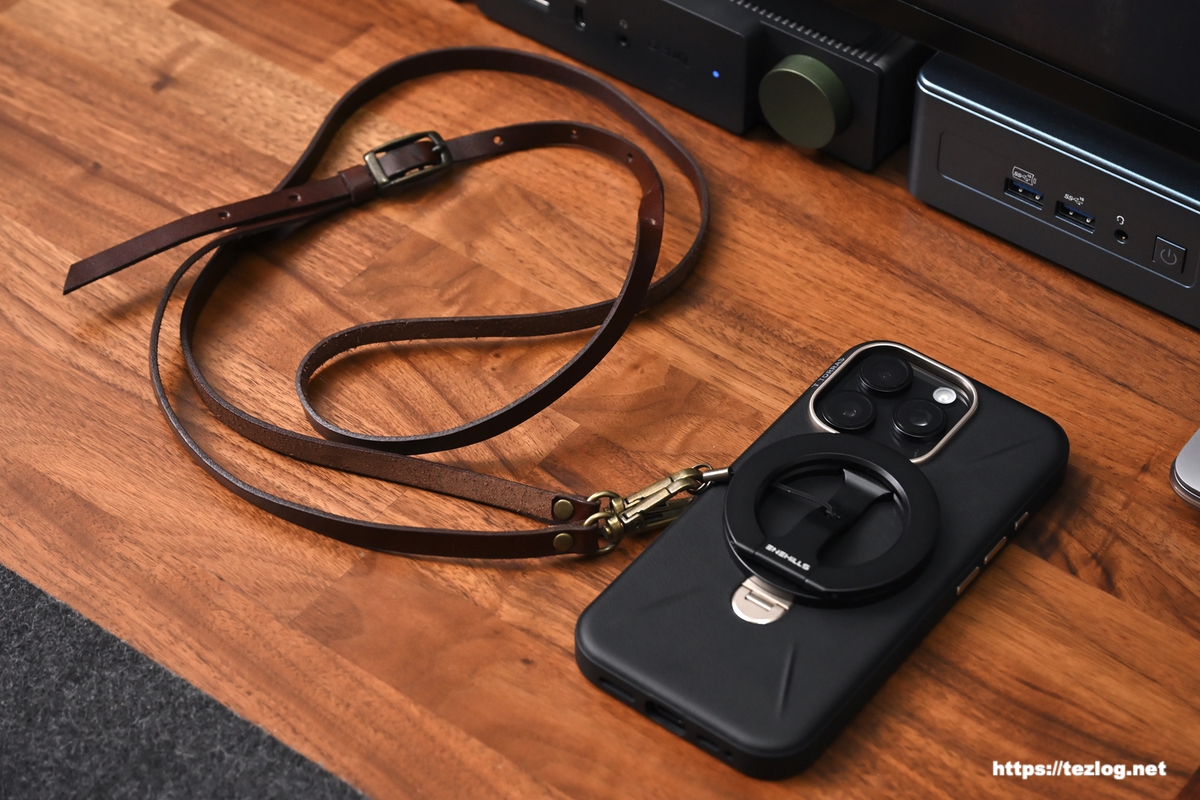 TORRAS Ostand Q3 レザートーン こくよう・ブラック リングの上からMagSafeアクセサリーの使用例 / MagSafeストラップ