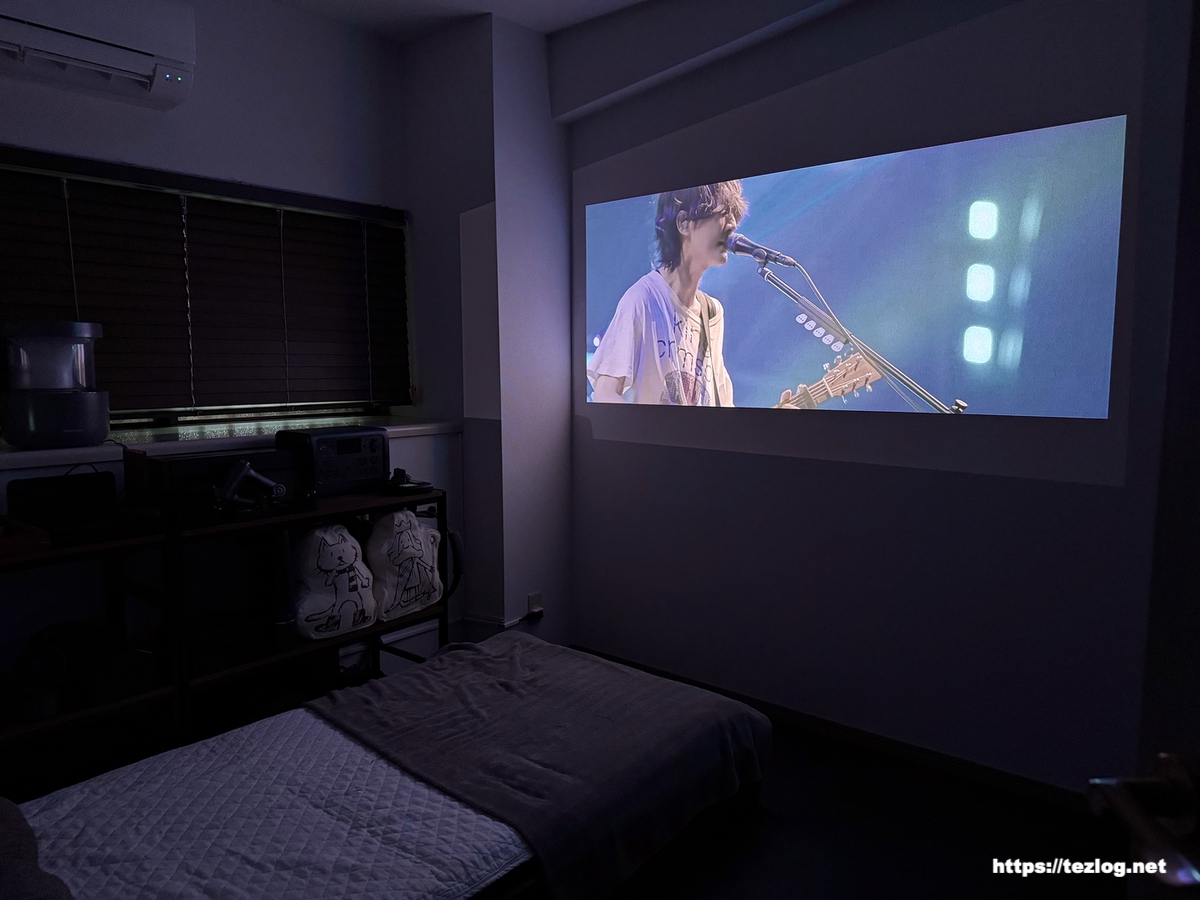 XGIMI HORIZON S Ma音楽ライブ映像を楽しむ。人のアップも綺麗。暗い部屋。