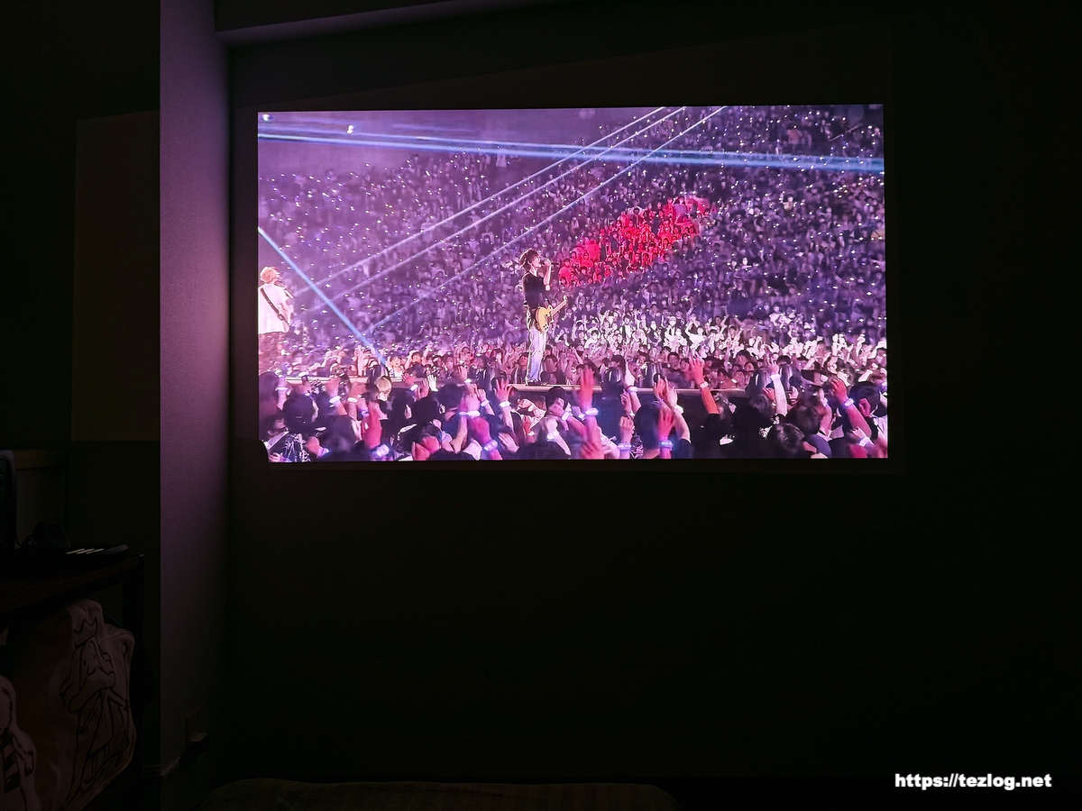 XGIMI HORIZON S Ma音楽ライブ映像を楽しむ。暗い部屋。細かい映像も綺麗。