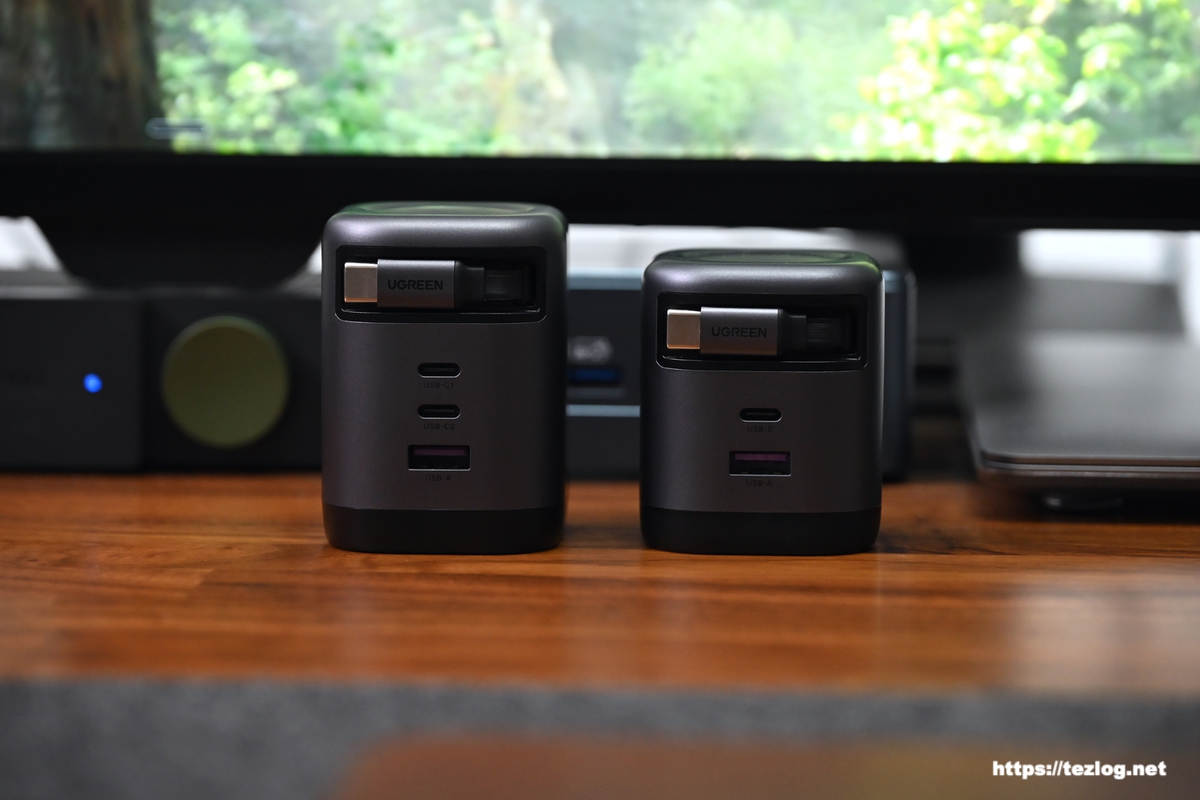 UGREEN Nexode 巻き取り式 USB-Cケーブル内蔵 充電器 100W と65W 比較。正面。