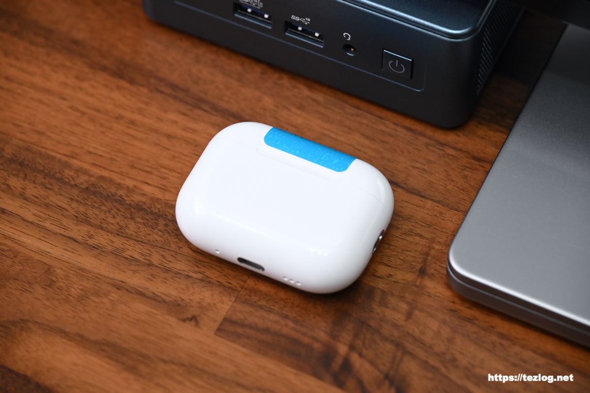 AirPods Pro 3 ケースに付属の両面テープを貼り付け