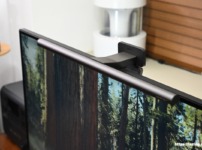 BenQ ScreenBar Halo 2をモニターに設置1