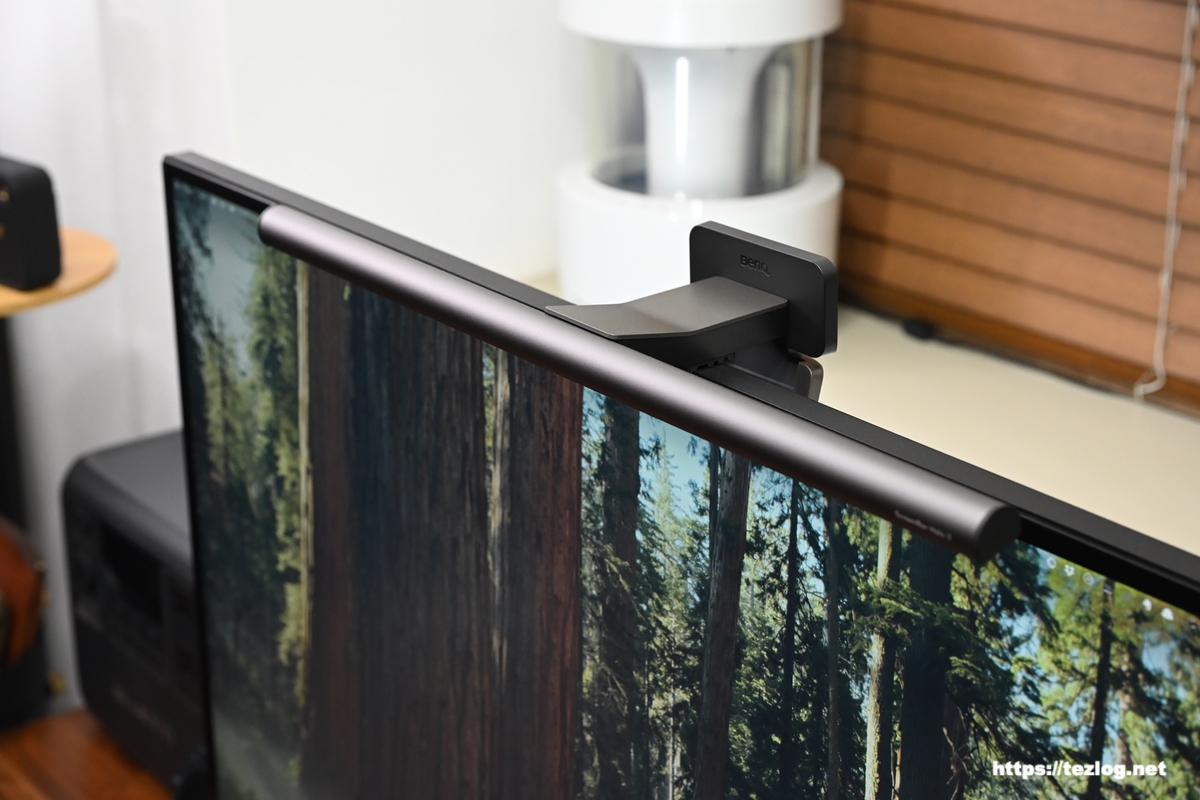 BenQ ScreenBar Halo 2をモニターに設置1