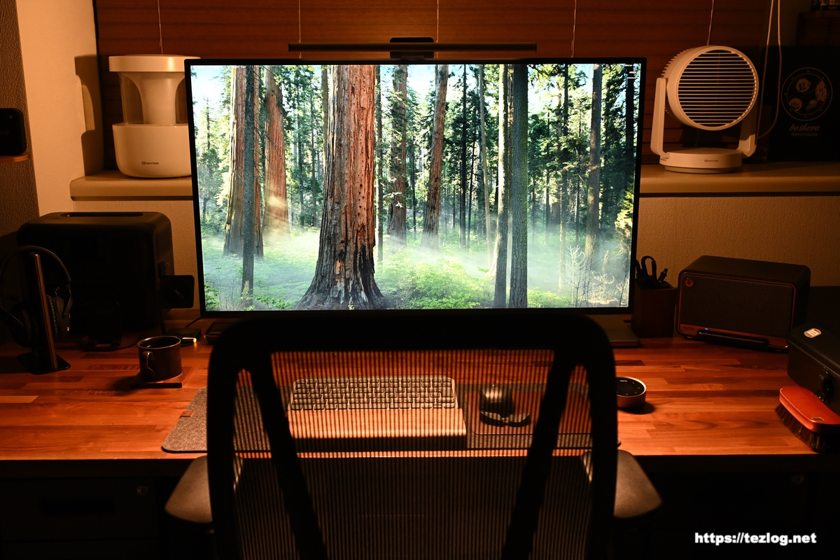 真っ暗な部屋でScreenBar Halo 2のフロントライトとバックライトだけを使用