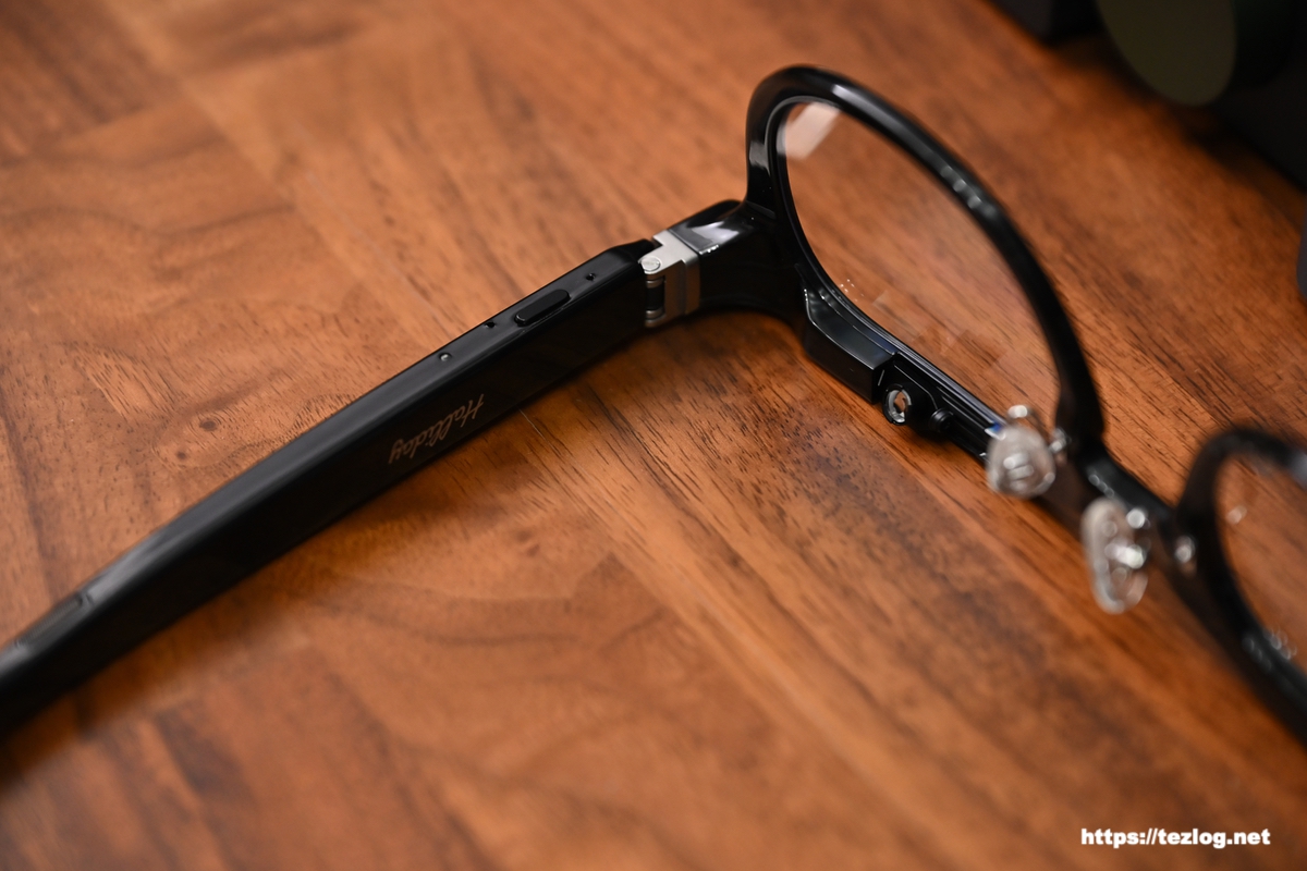 Halliday AIグラス / 右テンプルの底面に電源ボタン兼アクションボタン