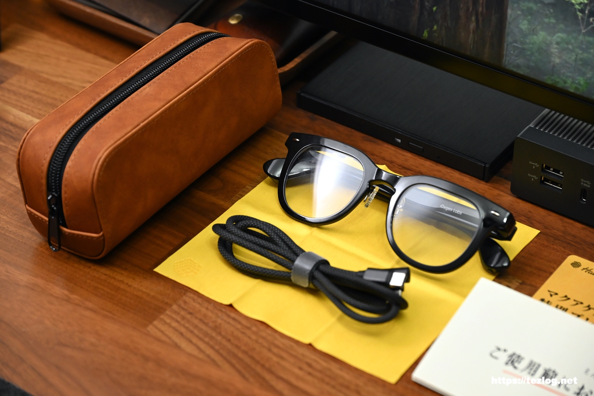 Halliday AIグラス レザー調素材専用ケースとグラス本体、充電ケーブル、クリーニングクロス、