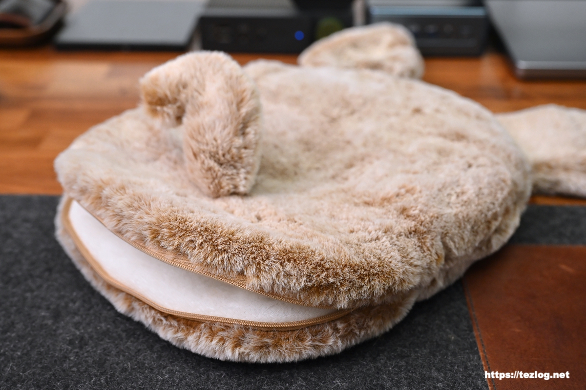 QUADS 蓄熱式湯たんぽ mofca カバーのファスナーを開く