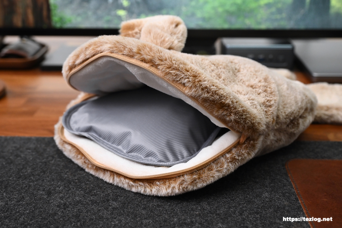 QUADS 蓄熱式湯たんぽ mofca カバーに本体を入れる。