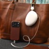 TORRAS FlexLine Pebbleをトートバッグのハンドルにぶら下げ。iPhone 17 Proを充電。