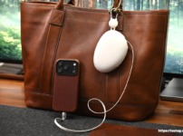 TORRAS FlexLine Pebbleをトートバッグのハンドルにぶら下げ。iPhone 17 Proを充電。