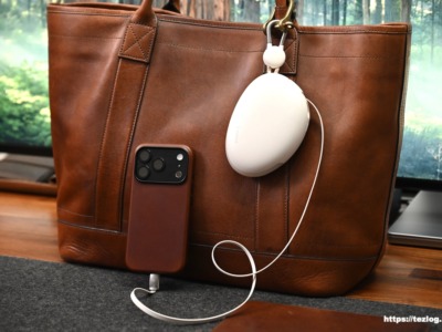 TORRAS FlexLine Pebbleをトートバッグのハンドルにぶら下げ。iPhone 17 Proを充電。