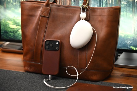 TORRAS FlexLine Pebbleをトートバッグのハンドルにぶら下げ。iPhone 17 Proを充電。
