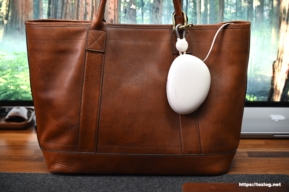 TORRAS FlexLine Pebbleをトートバッグのハンドルにぶら下げ。iPhone 17 Proを充電。2