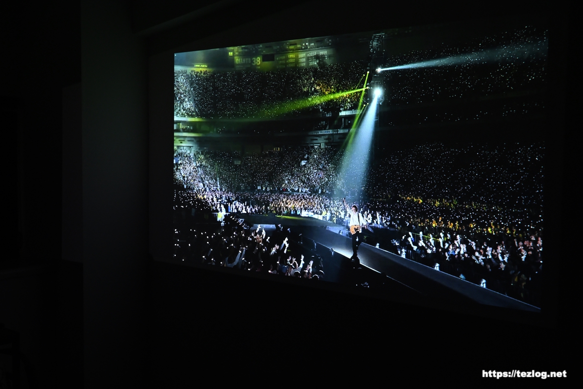 XGIMI 4Kプロジェクター HORIZON Pro の使用の様子。昼間・照明有り。