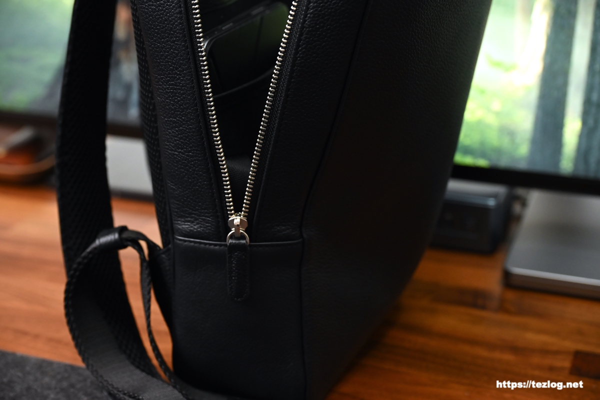 muon THE Backpack 側面下部