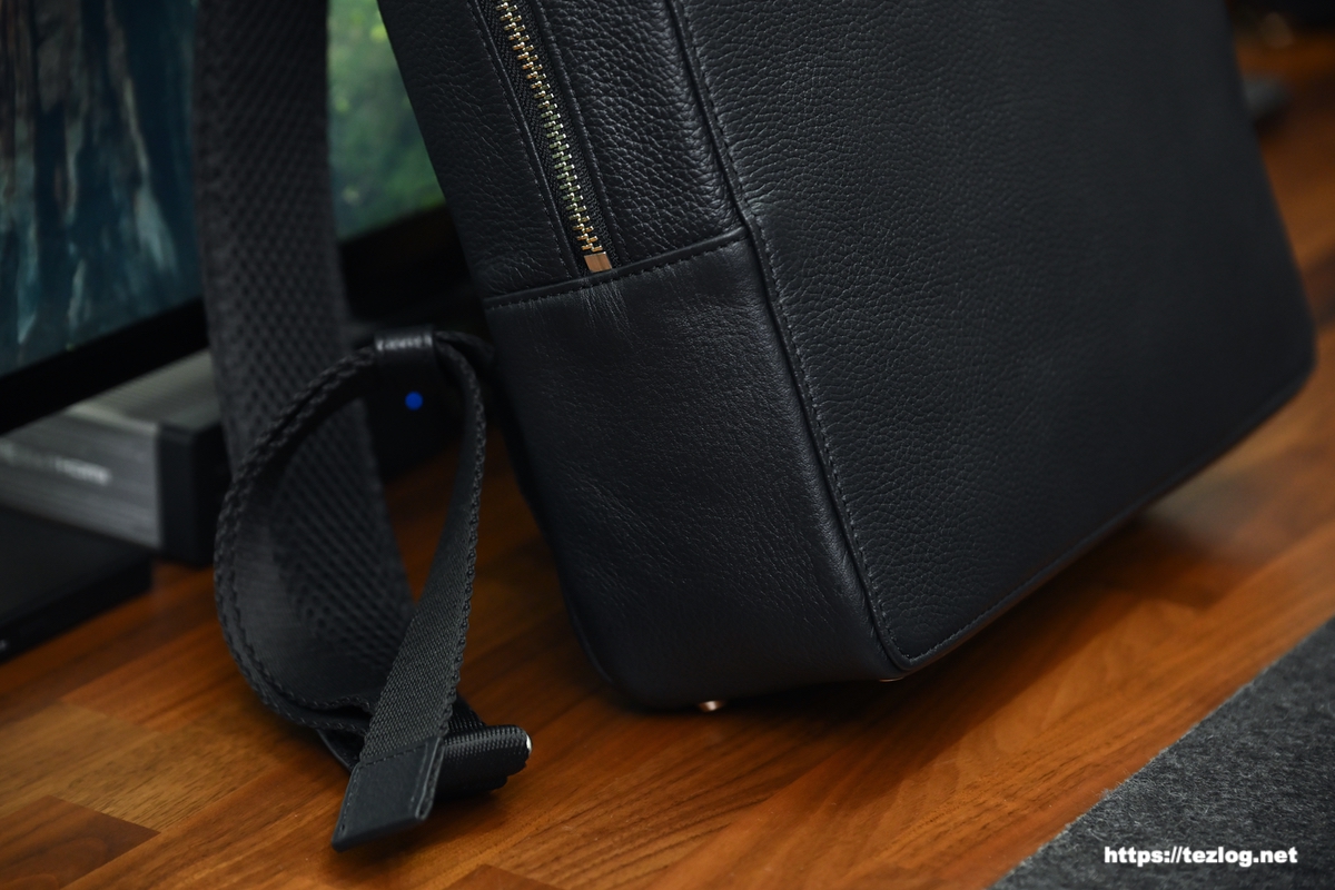 muon THE Backpack 下部側面