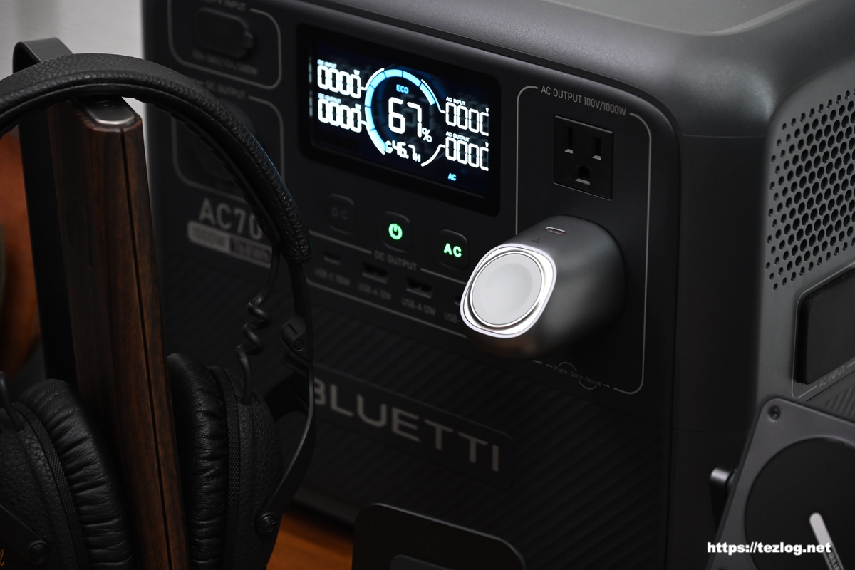 TORRAS Flasheye マルチ充電器をコンセントに差し込み