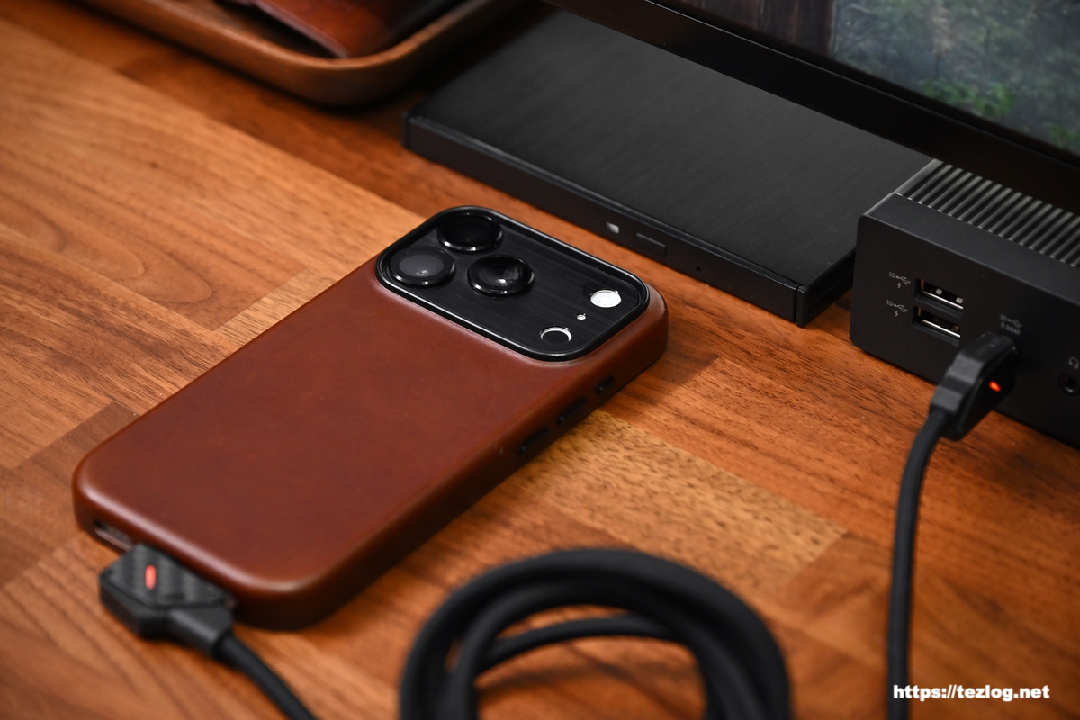 Aulumu M07 240W USB-C to USB-C ケーブル ブラック/カーボンでiPhone 17 Proを有線充電。充電時にLEDが点灯。