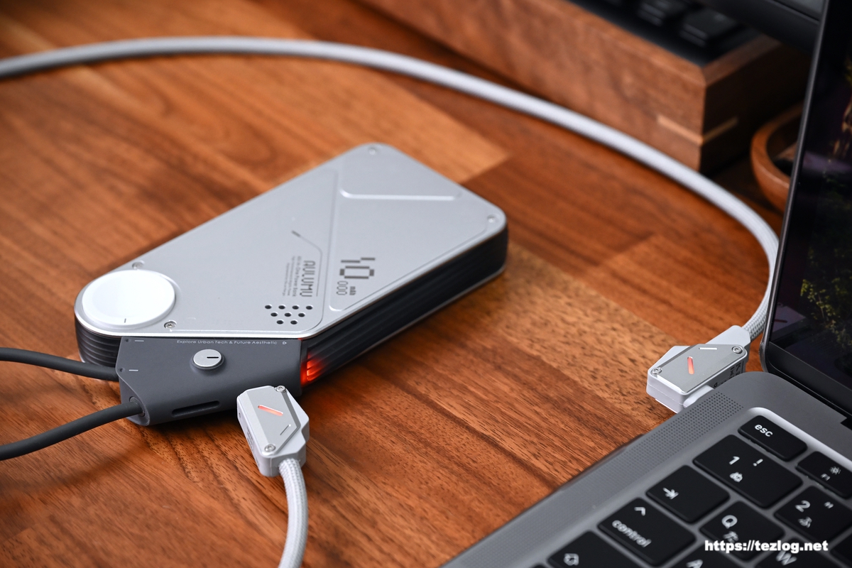 Aulumu M07 240W USB-C to USB-C ケーブル グレー/アルミニウム合金 でMacBookを充電。充電時にLEDが点灯。