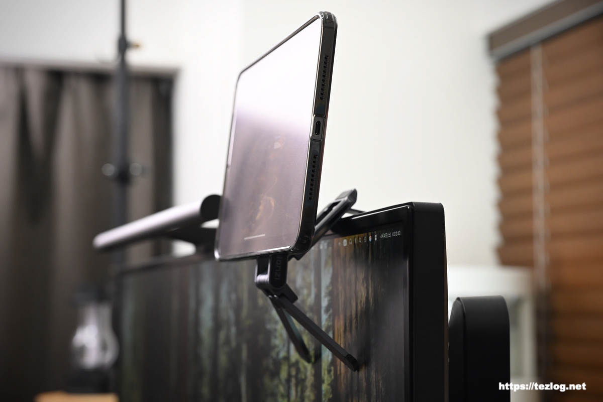 Ulanzi MA38 MagLock スマホスタンド T163 モニターに掛けて固定。iPad miniを設置。