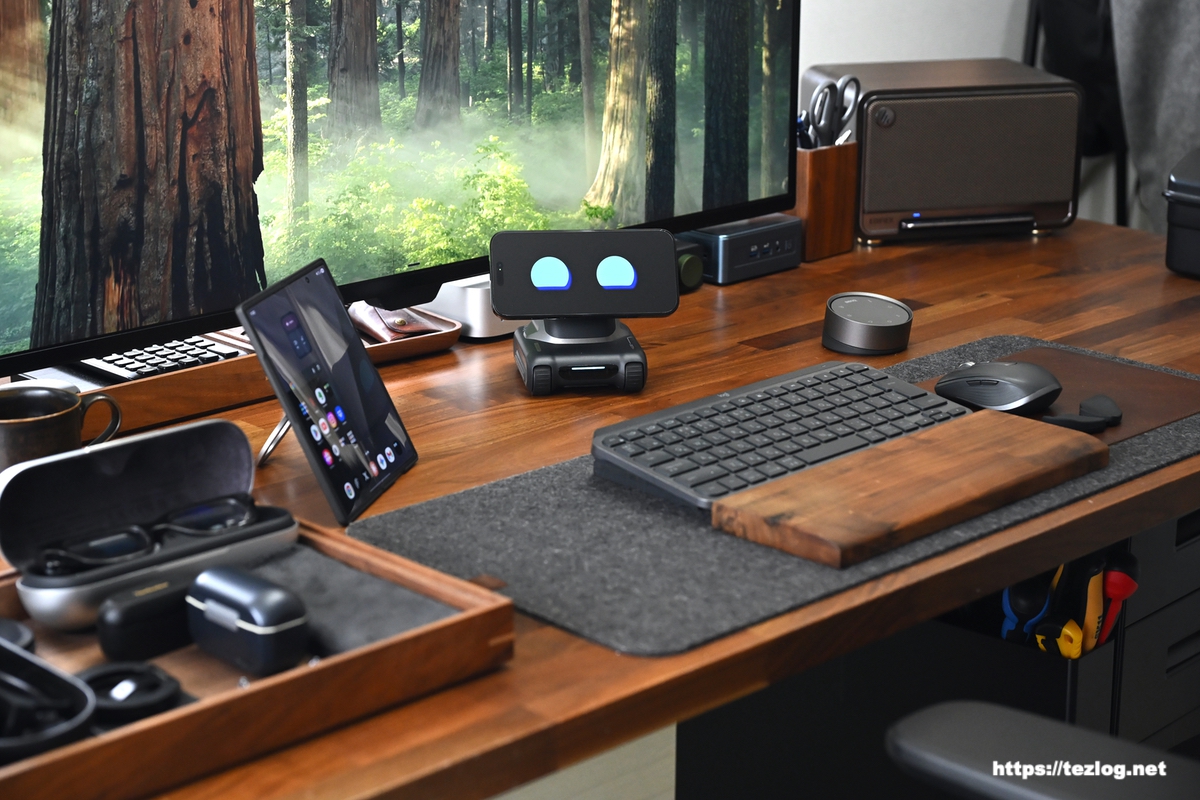 LOOI Robot 笑顔でデスク上に居る風景