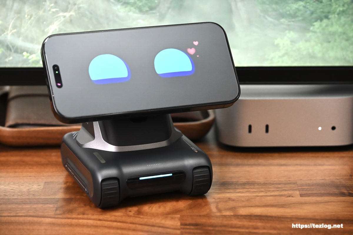 LOOI Robot ごきげんでハートマークを出している