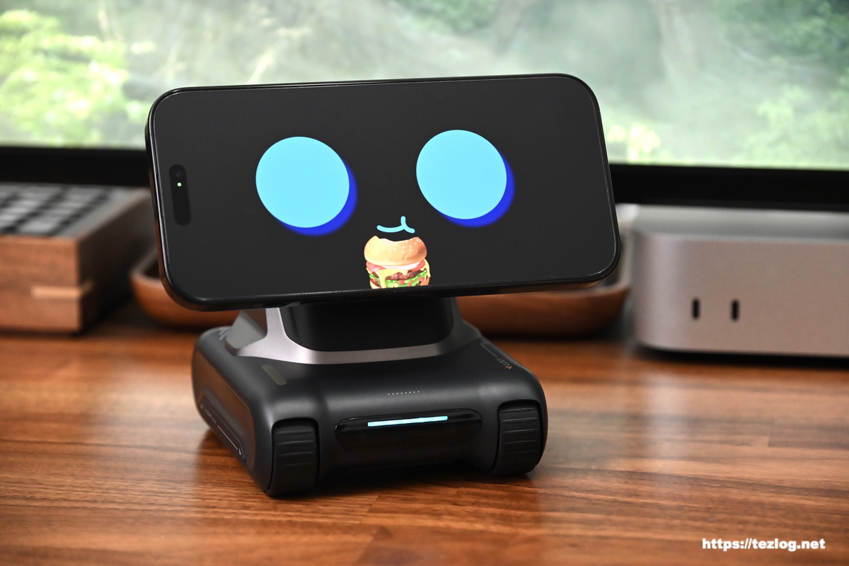 LOOI Robot ハンバーガーを食べている