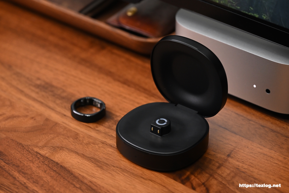 RingConn Gen 3 本体と開いたスマート充電ケース
